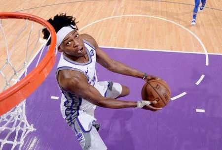 更因其背後 更因其背後